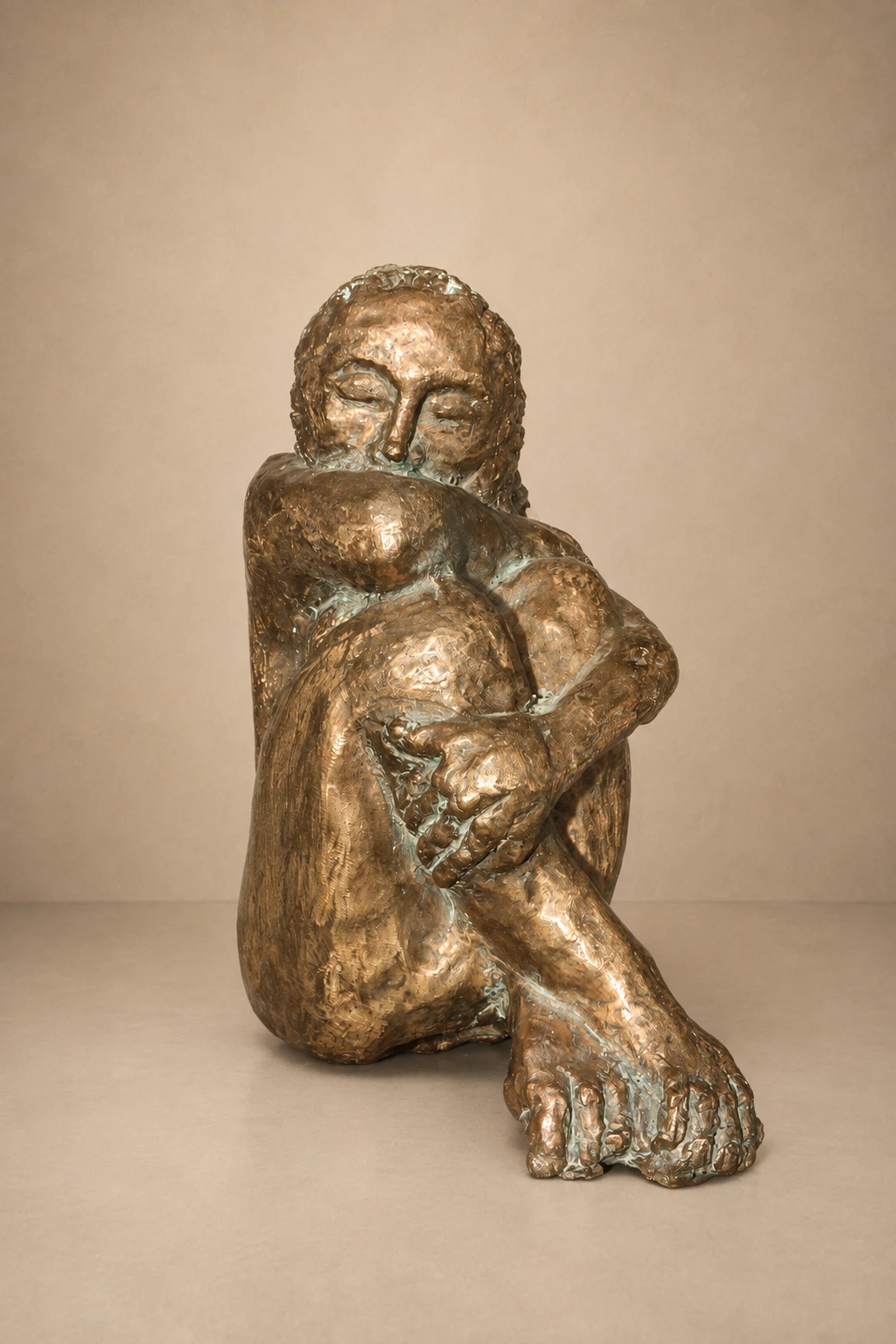 Sculpture figurative assise à la patine brune de Rajmanee Sukhoo