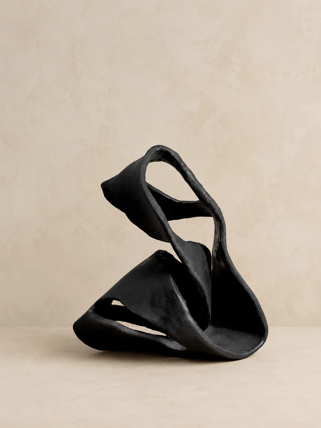Sculpture figurative en céramique noire aux lignes graphiques de Rajmanee Sukhoo