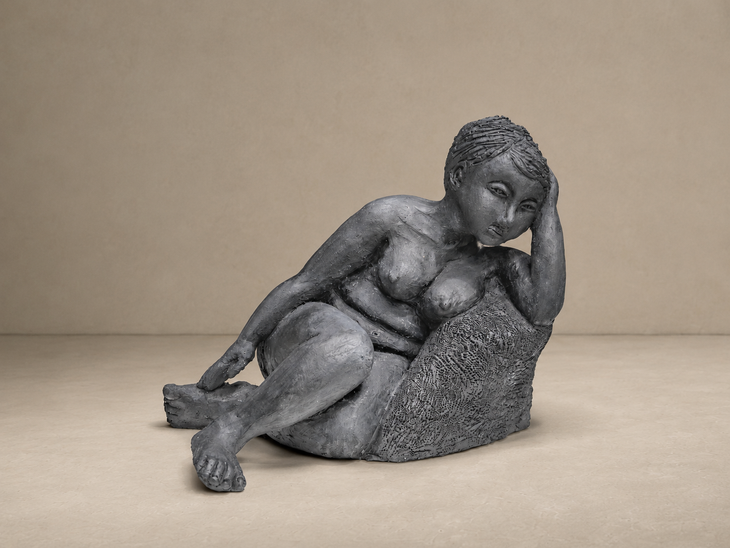 Sculpture figurative féminine allongée de Rajmanee Sukhoo