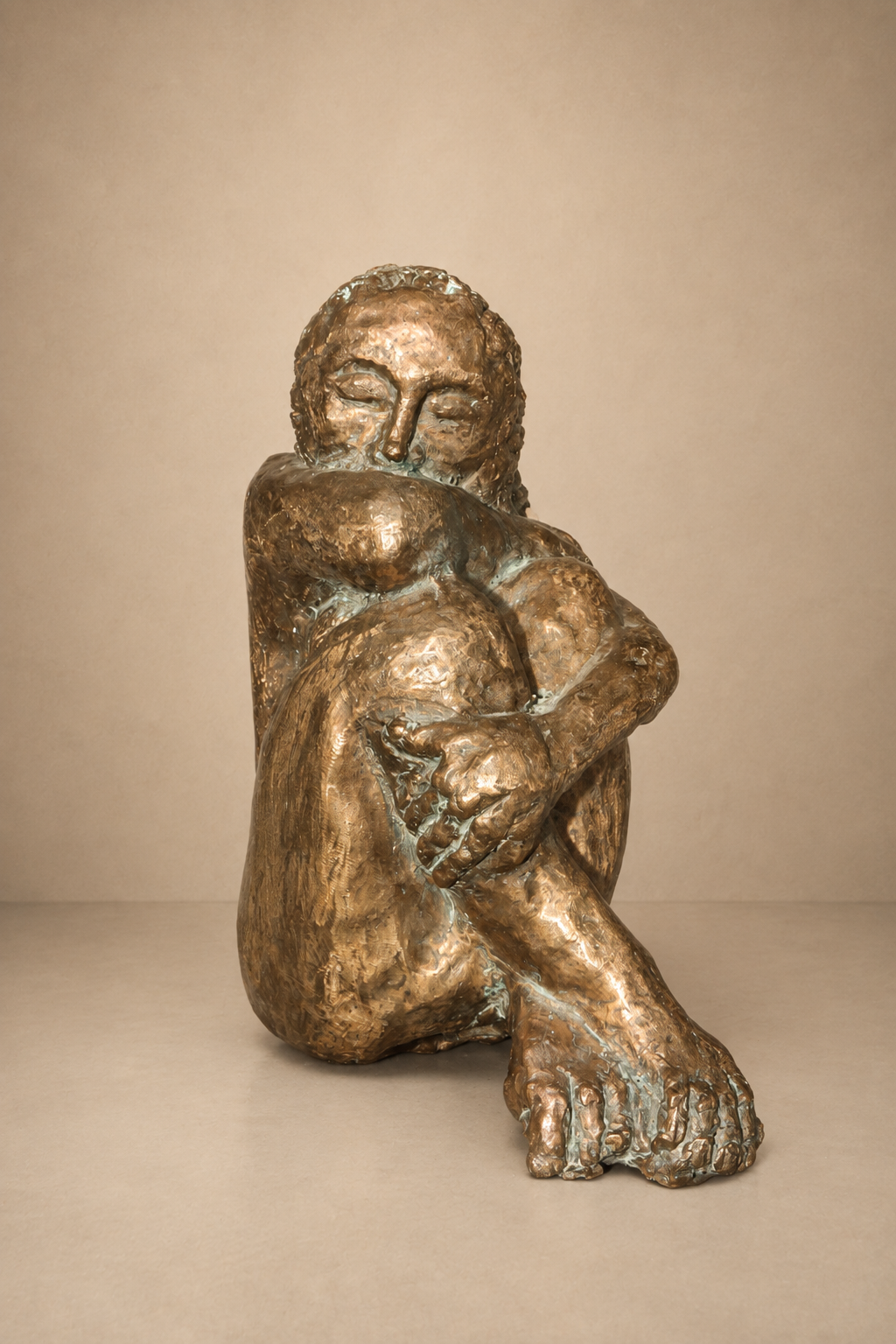 Sculpture figurative assise à la patine brune de Rajmanee Sukhoo
